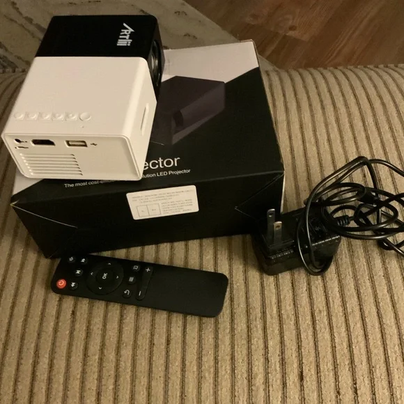 NWOT Artlii led Projector.